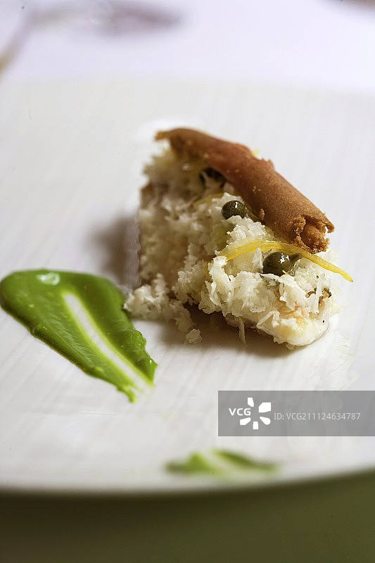 盘子里绿色酱汁多莉鱼特写图片素材