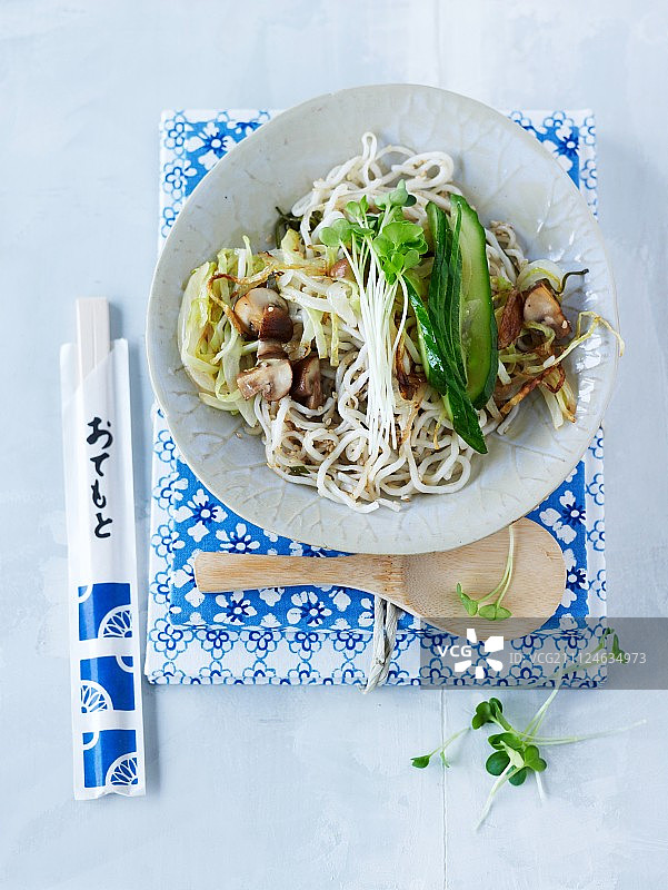 黄瓜蔬菜炒面图片素材