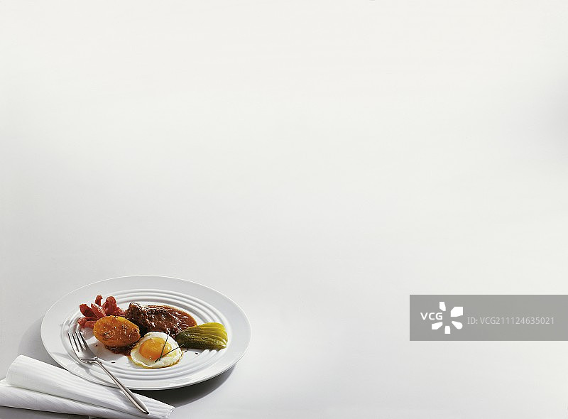 煎蛋黄瓜维也纳香肠牛肉浓汤图片素材