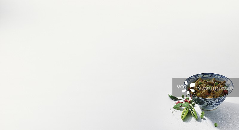 椰奶咖喱牛肉配豌豆和辣椒图片素材