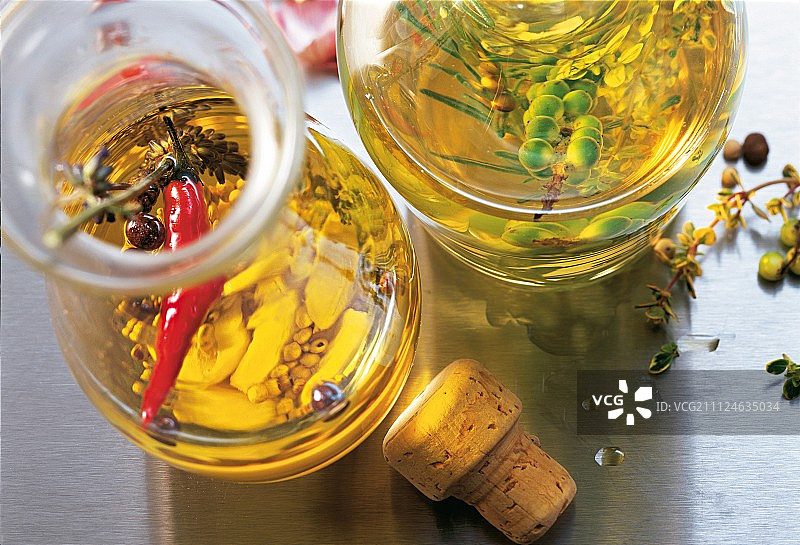 玻璃罐中装有香草、香料和油，俯视角度图片素材