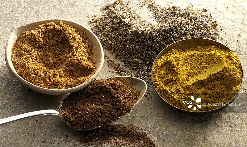 碗和勺中的混合香料图片素材
