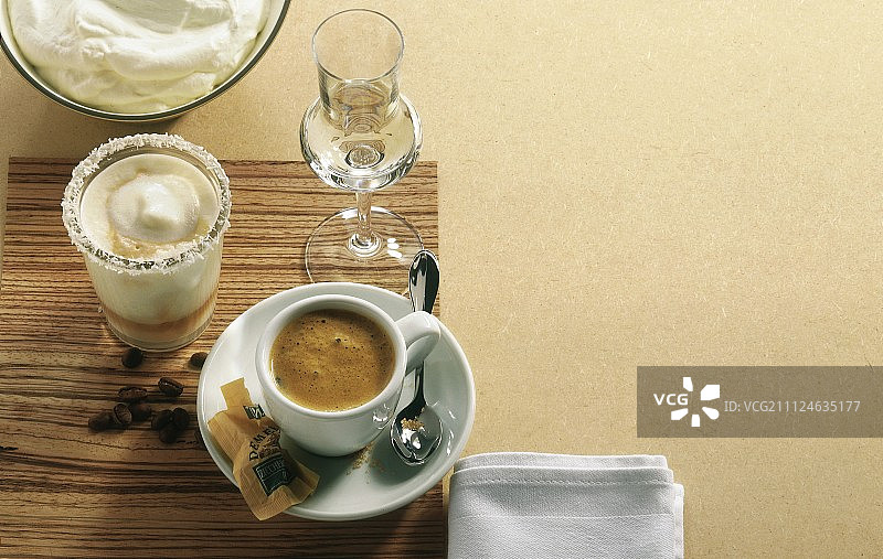 桌上的咖啡、格拉巴酒和烧咖啡图片素材