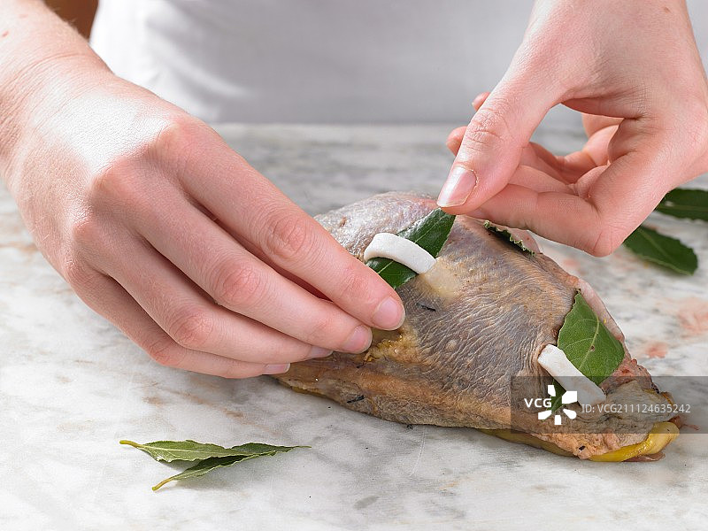 准备野鸡胸肉时将香草放在肉上，步骤3图片素材