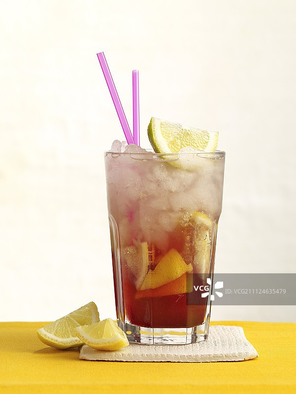 加冰和柠檬的醋栗利口酒图片素材
