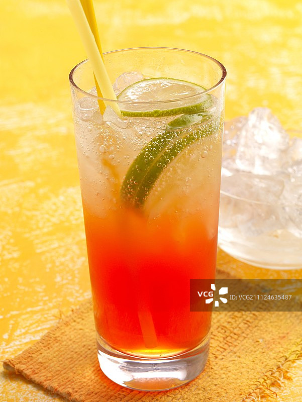 大黄阿佩罗鸡尾酒：大黄汁、青柠和冰块图片素材