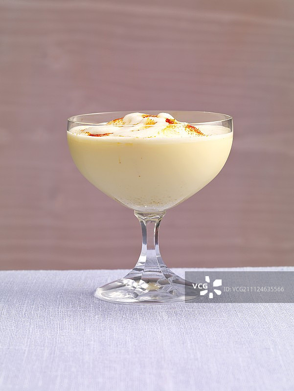 金色藏红花粉玻璃瓶图片素材