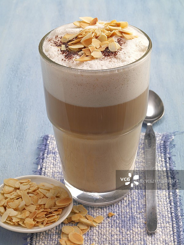 玻璃杯装杏仁巧克力奶昔配烤杏仁片图片素材