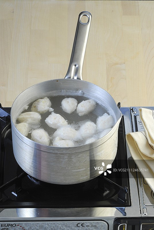 锅中煮鱼丸图片素材