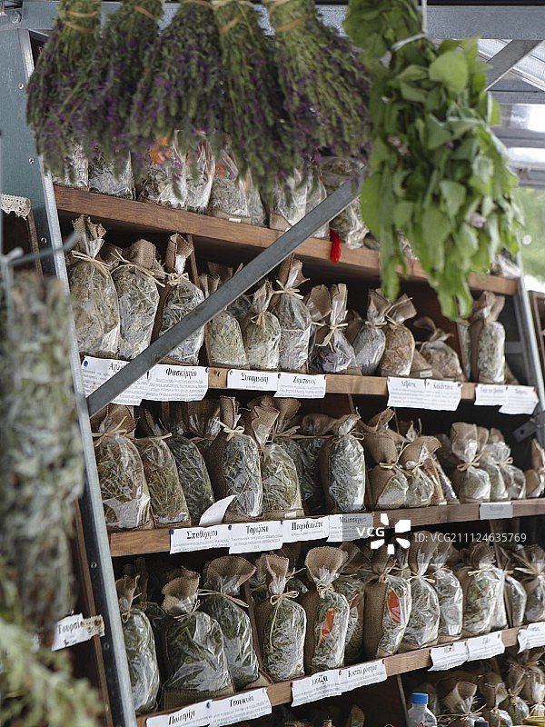 希腊佩利翁市场上架子上的袋装香料图片素材