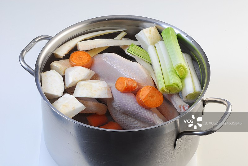 准备鸡汤时，水锅中的生鸡肉和蔬菜，步骤 3图片素材