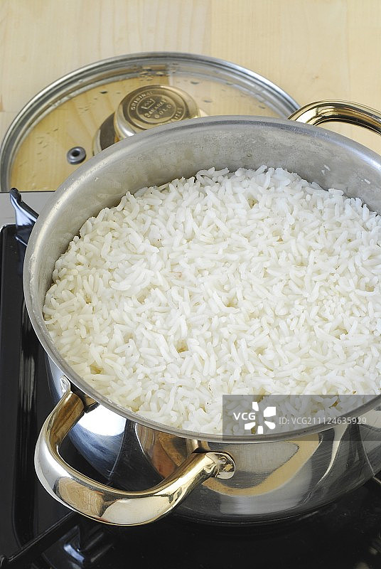 在砂锅中用中火烹饪米饭（步骤 3）图片素材