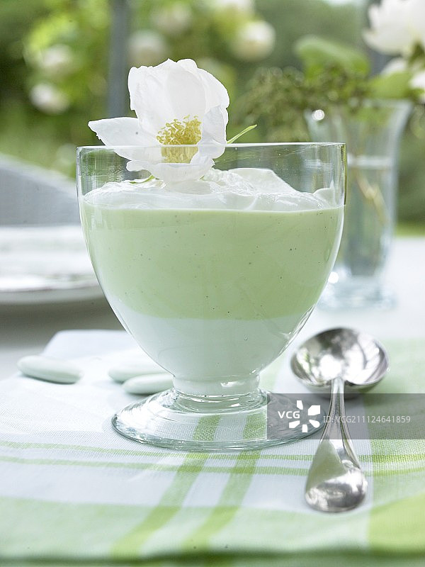 玻璃杯中夸克绿色花朵特写，饰有鲜花图片素材