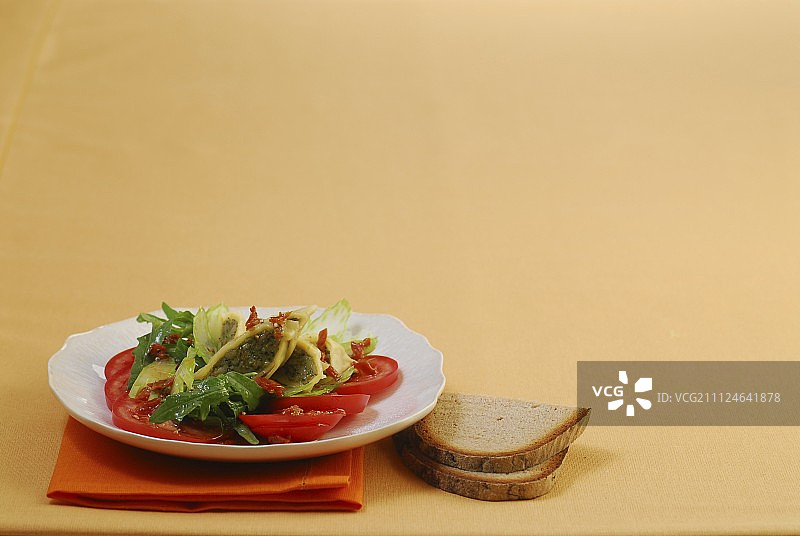 番茄芝麻菜沙拉饺子图片素材