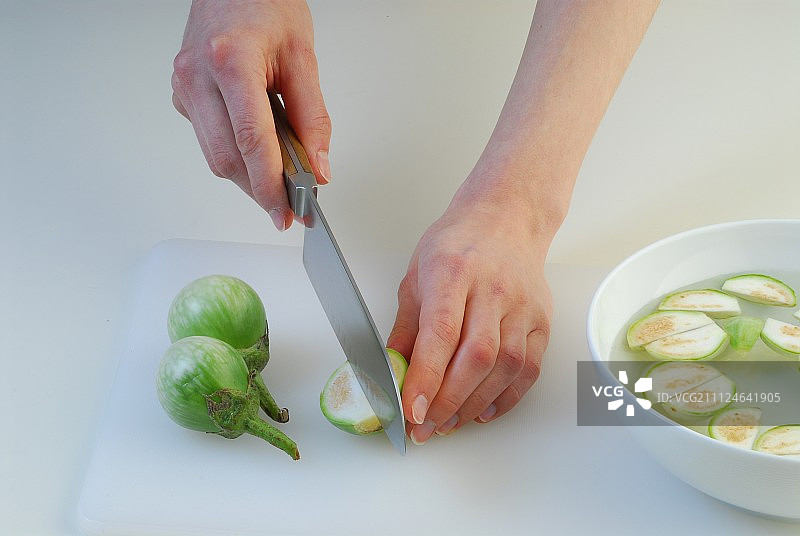 准备绿咖喱时切泰国茄子，步骤1图片素材