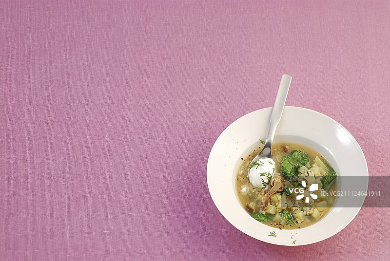 菠菜大麦汤碗和勺子图片素材