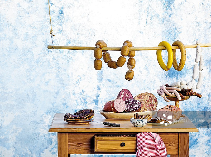 木桌上的各种香肠、熏肉和肉糕图片素材