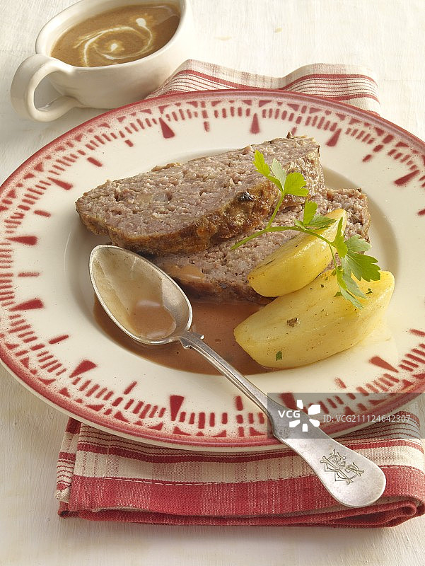 盘中肉饼配煮土豆和奶油浇汁图片素材