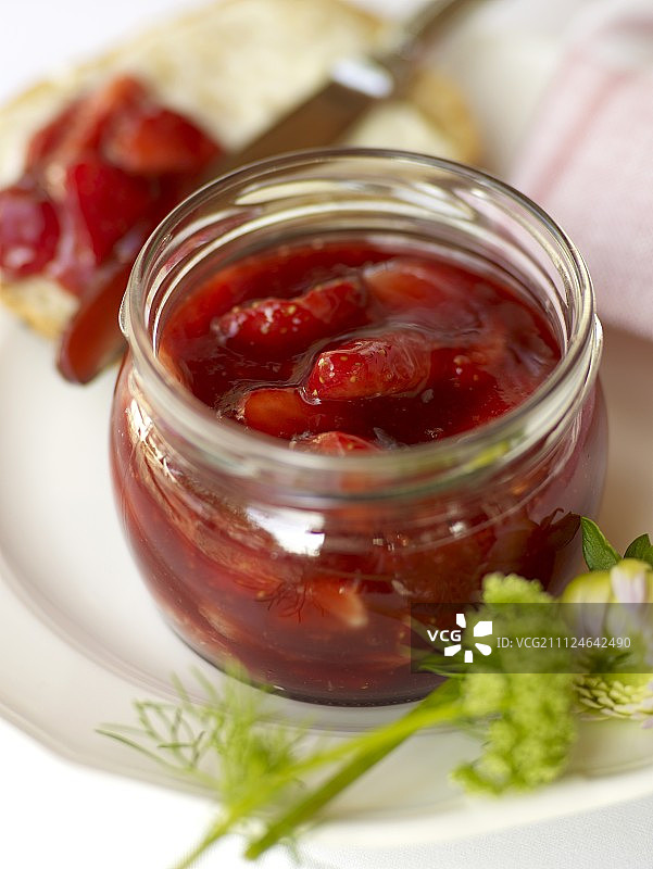 草莓果酱玻璃罐图片素材