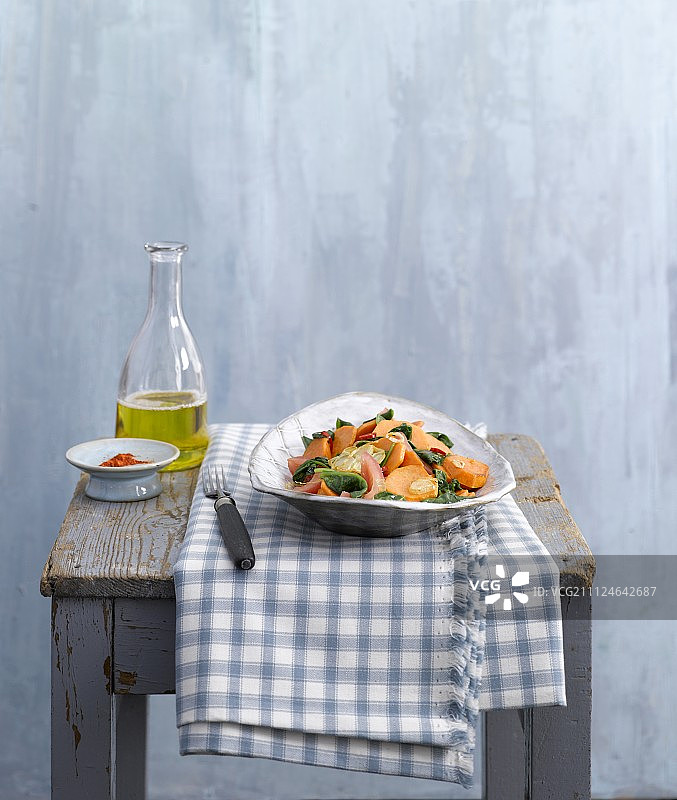 温暖的土豆辣椒沙拉图片素材