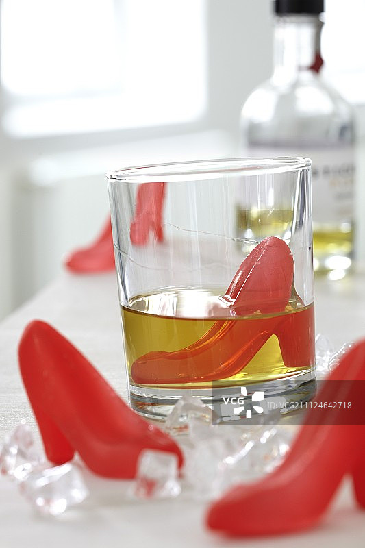 饮品中红色泵状冰块图片素材