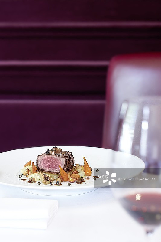 安格斯牛肉里脊配时令蔬菜图片素材