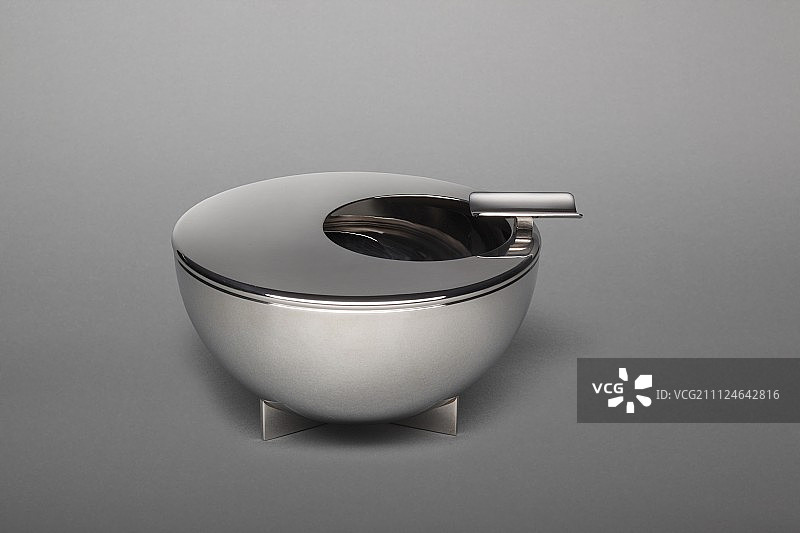 灰色背景上的不锈钢烟灰缸图片素材
