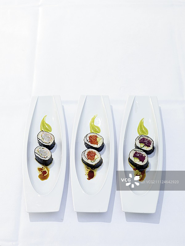 盛在盘子里的鲜虾三文鱼金枪鱼寿司图片素材