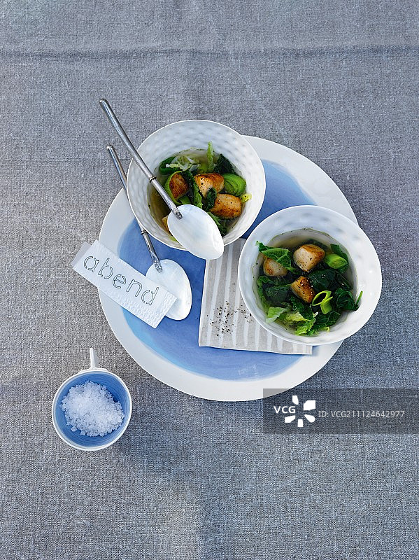 两碗鸡肉炖汤，俯视角度图片素材