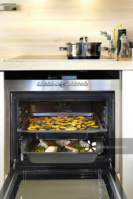 烤箱里的烤盘，有土豆和鱼图片素材