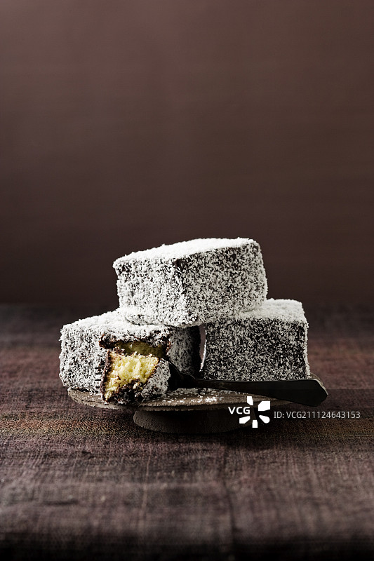 木架上的巧克力椰子拉明顿蛋糕图片素材