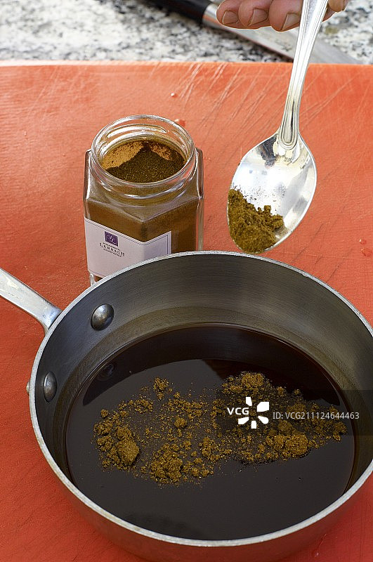 在平底锅的油中加入辣椒图片素材