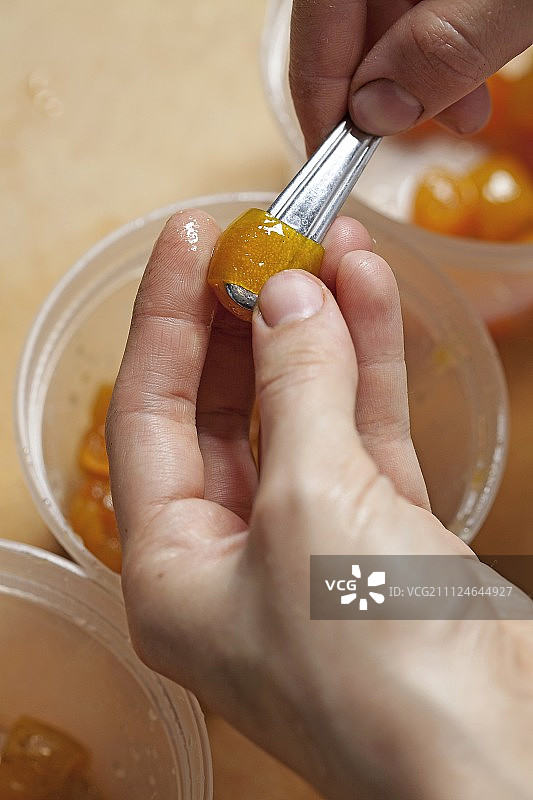 金桔果肉刮削特写图片素材