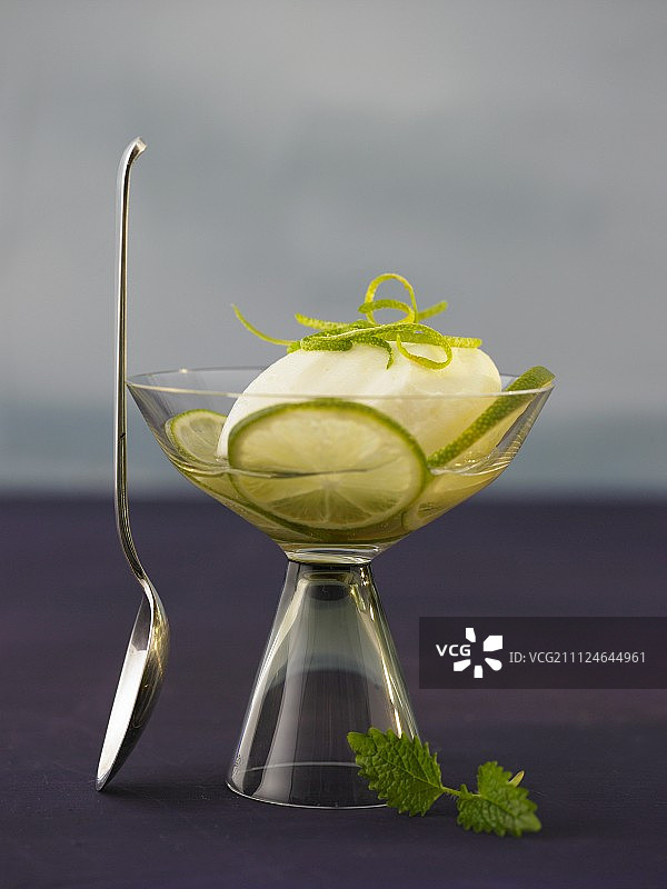 接骨木花慕斯配玻璃杯装酸橙特写图片素材