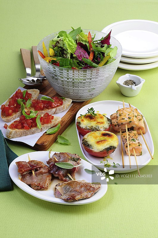 沙拉碗和其他菜肴图片素材