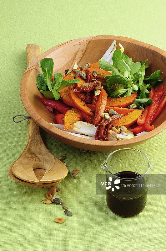 木碗南瓜秋季沙拉图片素材