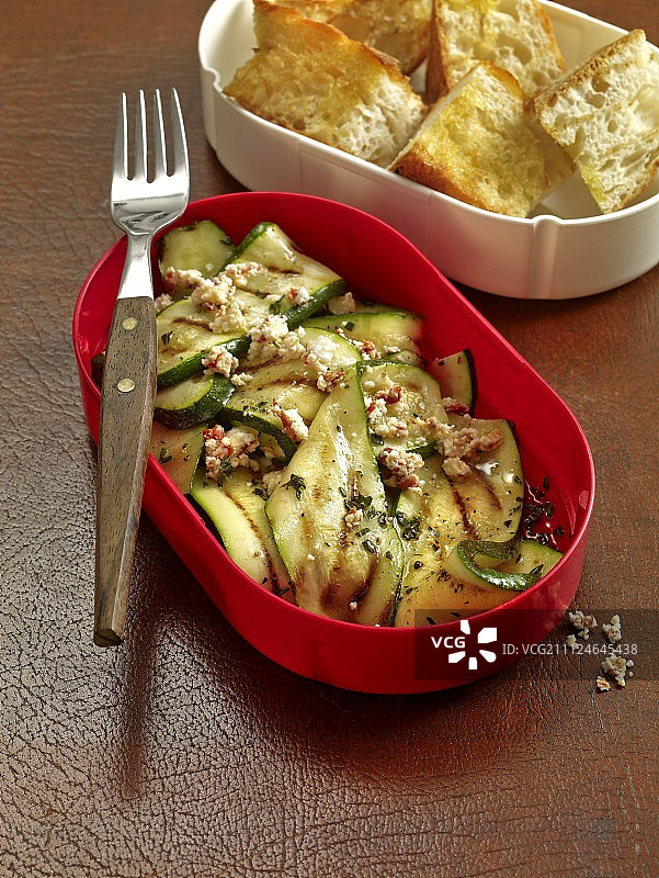 绵羊奶酪烤西葫芦沙拉图片素材