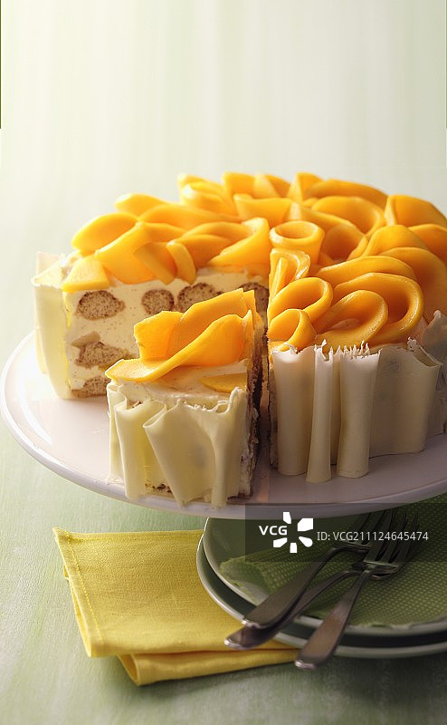 盘中的芒果提拉米苏蛋糕图片素材