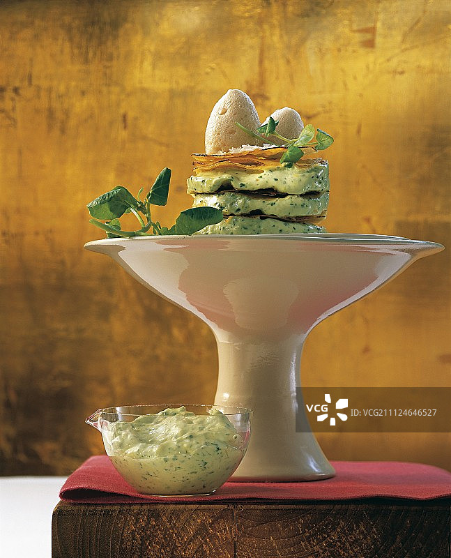 上菜盘里的香脆可丽饼配野生香草奶油图片素材