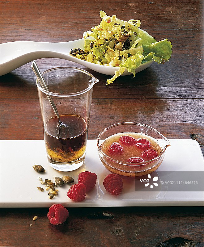 两份菊苣油醋汁图片素材