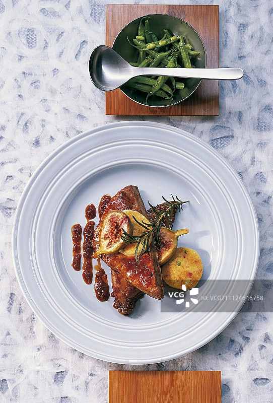 盘装葱汁小牛肝图片素材