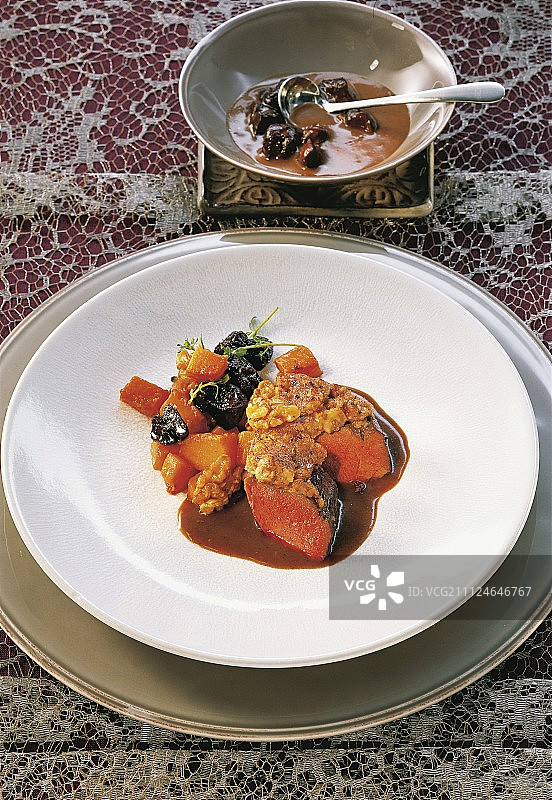 盘中核桃皮毛皮肉特写图片素材