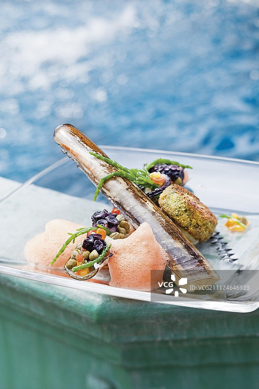 盘中扇贝搭配胡萝卜和高良姜泡沫图片素材