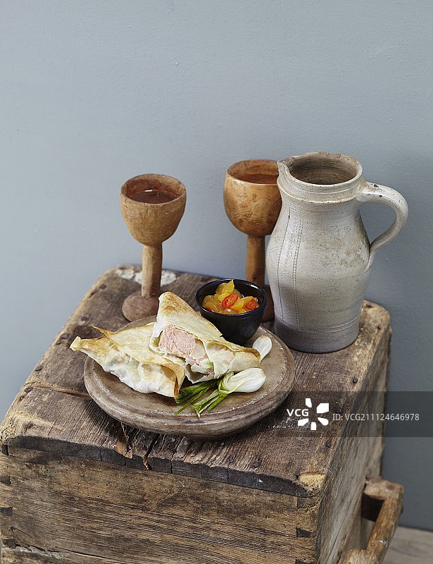 芦笋和三文鱼卷配蘸酱图片素材