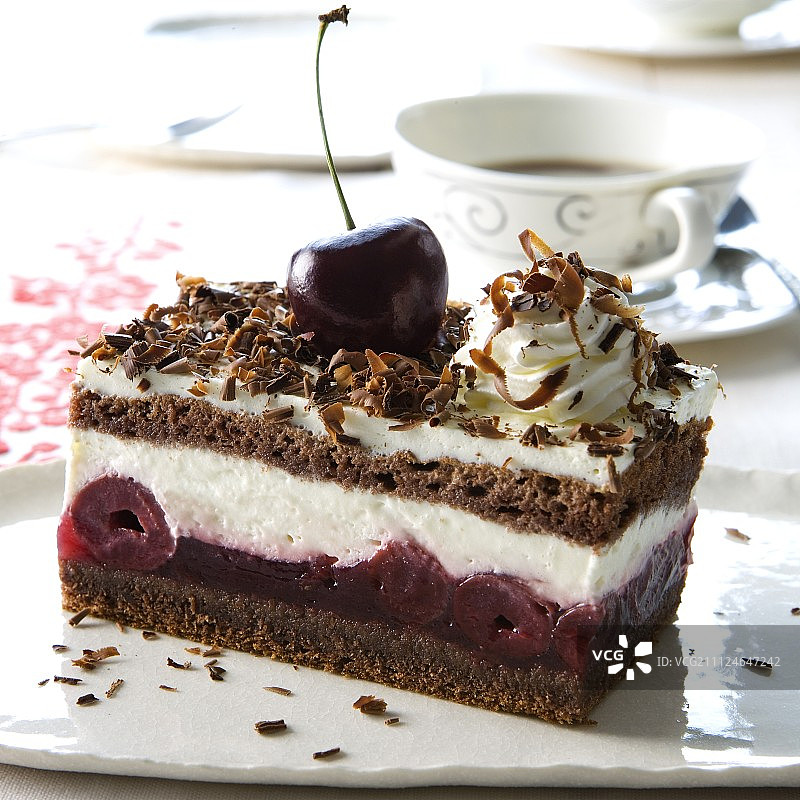 盘子里的巧克力樱桃派特写图片素材