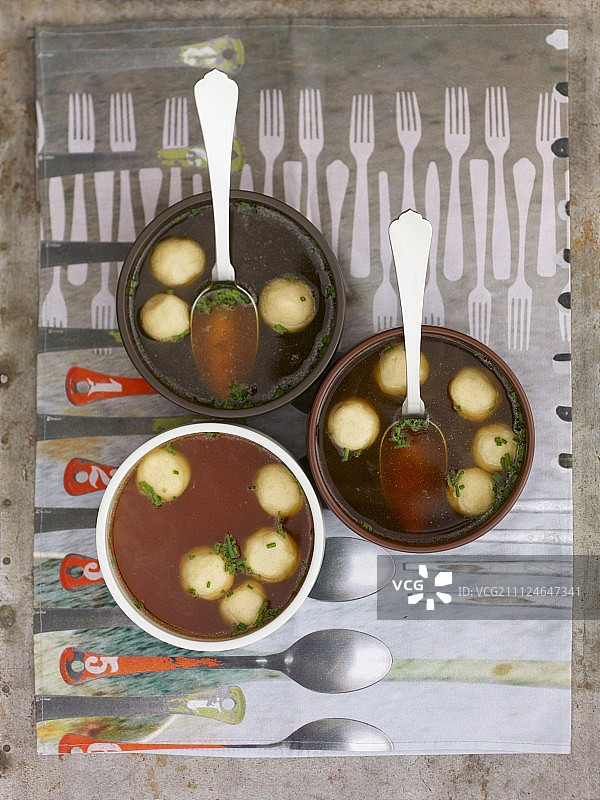 三碗牛肉饺子汤，顶视图图片素材