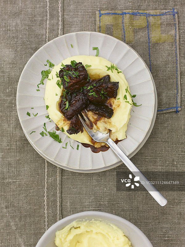 白盘土豆泥炖牛尾图片素材