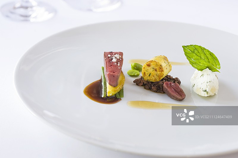 国王鸽、青苹果、鳗鱼配羊乳酪图片素材