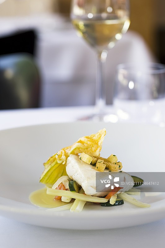 盘中西红柿、西葫芦、罗勒和香草皮鲈鱼特写图片素材