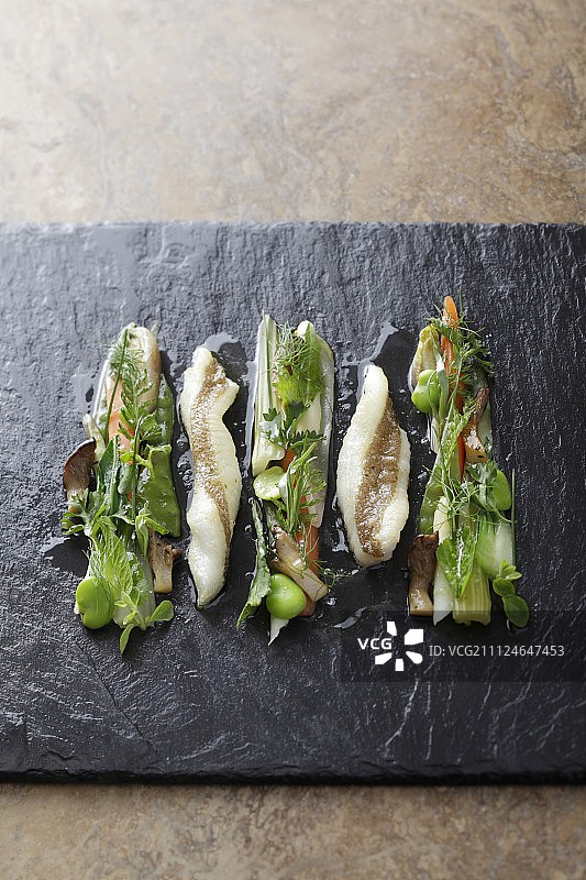 石板上的鱼和蔬菜图片素材